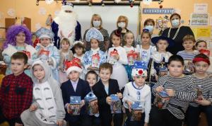 Ирина Николаева вручила новогодние подарки первоклассникам школы №41