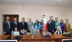 Депутат Горсовета Уфы Павел Васильев вручил подарки детям Депутат Горсовета Уфы Павел Васильев вручил подарки детям