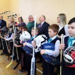 Андрей Носков подарил детям хоккейную форму 