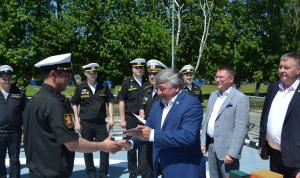 Марат Васимов вручил памятные нагрудные знаки «УФА» экипажу гвардейского корвета «Сообразительный»