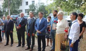Депутаты городского Совета Уфы помогли восстановить бюст Ленина в Октябрьском районе
