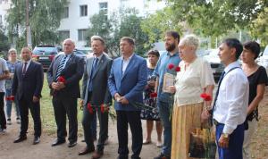 Депутаты городского Совета Уфы помогли восстановить бюст Ленина в Октябрьском районе Депутаты городского Совета Уфы помогли восстановить бюст Ленина в Октябрьском районе