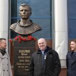 Депутаты городского Совета возложили цветы к памятнику Юрию Гагарину