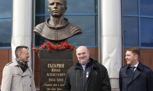 Депутаты городского Совета возложили цветы к памятнику Юрию Гагарину