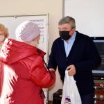 Марат Васимов вручил «Посылки здоровья» вакцинированным пожилым уфимцам