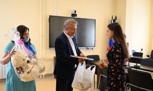 Валерий Трофимов поздравил уфимскую школьницу с успешным окончанием школы