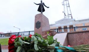 В Уфе возложили цветы к памятникам Шайхзаде Бабичу и Салавату Юлаеву и заложили камень будущей колоннады