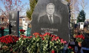 В Чекмагушевском районе установили памятник на могиле Ульфата Мустафина