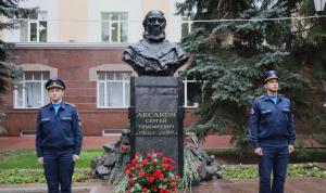 В Уфе возложили цветы к памятнику Сергею Аксакову В Уфе возложили цветы к памятнику Сергею Аксакову