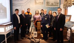 Уфимские спасатели передали Музею полярников уникальный экспонат, найденный во время учений