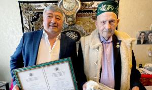 Марат Васимов вручил Почетную грамоту городского округа 99-летнему ветерану Великой Отечественной войны